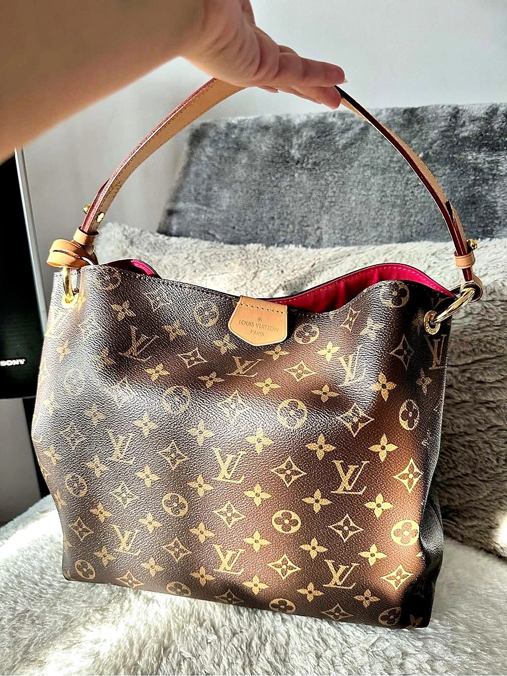 👜lAuthentic Louis Vuitton Graceful PM
Selling my original Louis Vuitton Gracefu